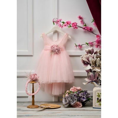 Φόρεμα βάπτισης ασύμετρο σε απαλή απόχρωση ροζ από τούλι glitter με χειροποίητα λουλούδια σατέν, της ίδιας απόχρωσης. Το φόρεμα συνοδεύεται από χειροποίητο στεφανάκι.