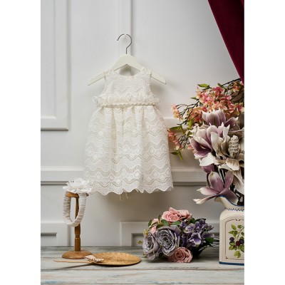 Φόρεμα βάπτισης με φαρδιά τιράντα σε off white απόχρωση από δαντέλα με σχέδιο boho style. Το φόρεμα συνοδεύεται από ασορτί χειροποίητη κορδέλα.