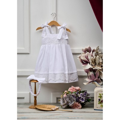 Φόρεμα βάπτισης σε λευκό βαμβακερό πικέ ύφασμα με δαντέλα λευκή στο μπούστο και στο τελείωμα του φορέματος και τιραντάκια δετά. Το φόρεμα συνοδεύεται από ασορτί κορδέλα.