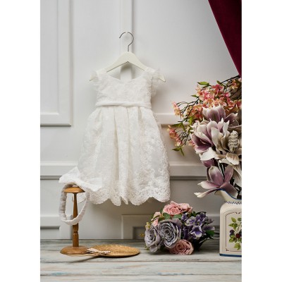 Φόρεμα βάπτισης σε off white απόχρωση από δαντέλα κεντητή με πιέτες. Σχέδιο στα μανίκια με μικρό βολάν τούλινο. Το φόρεμα συνοδεύεται από χειροποίητη κορδέλα με φιόγκο.